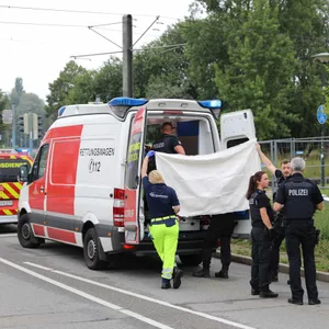 Mann in offenbar psychischen Ausnahmezustand sticht in Rostocker Tischlerei auf Angestellten ein und verletzt ihn schwer