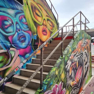 Schön bunt: Ein neugestalteter Aufgang zur Haupttribüne des Millerntorstadions.