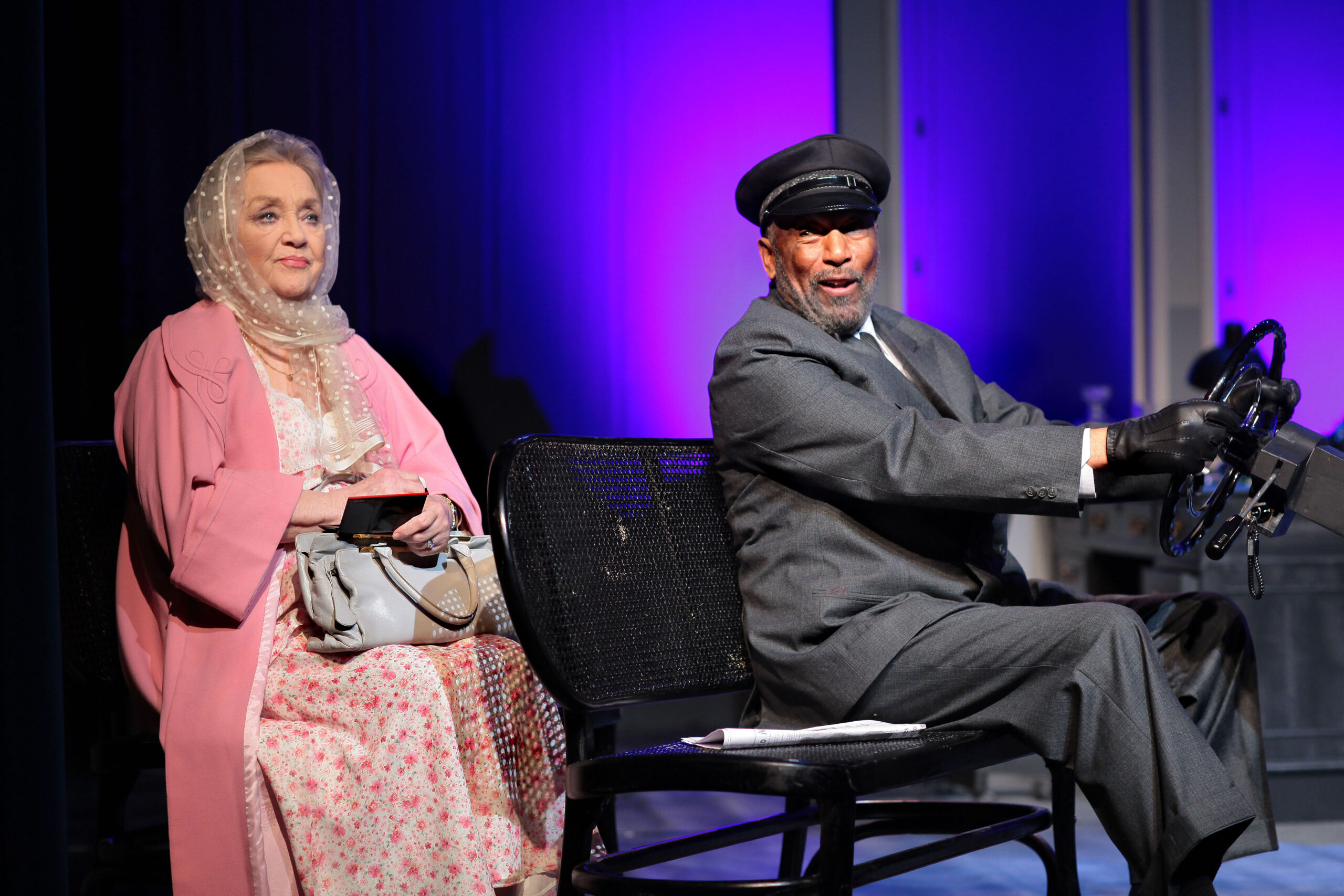 Miss Daisy (Doris Kunstmann) und ihr Chauffeur Hoke (Ron Williams)