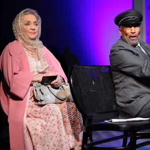 Miss Daisy (Doris Kunstmann) und ihr Chauffeur Hoke (Ron Williams)