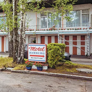Das Motel im Hinterhof: Unten stehen die Autos in Einzelgaragen, und oben schlafen die Fahrer.