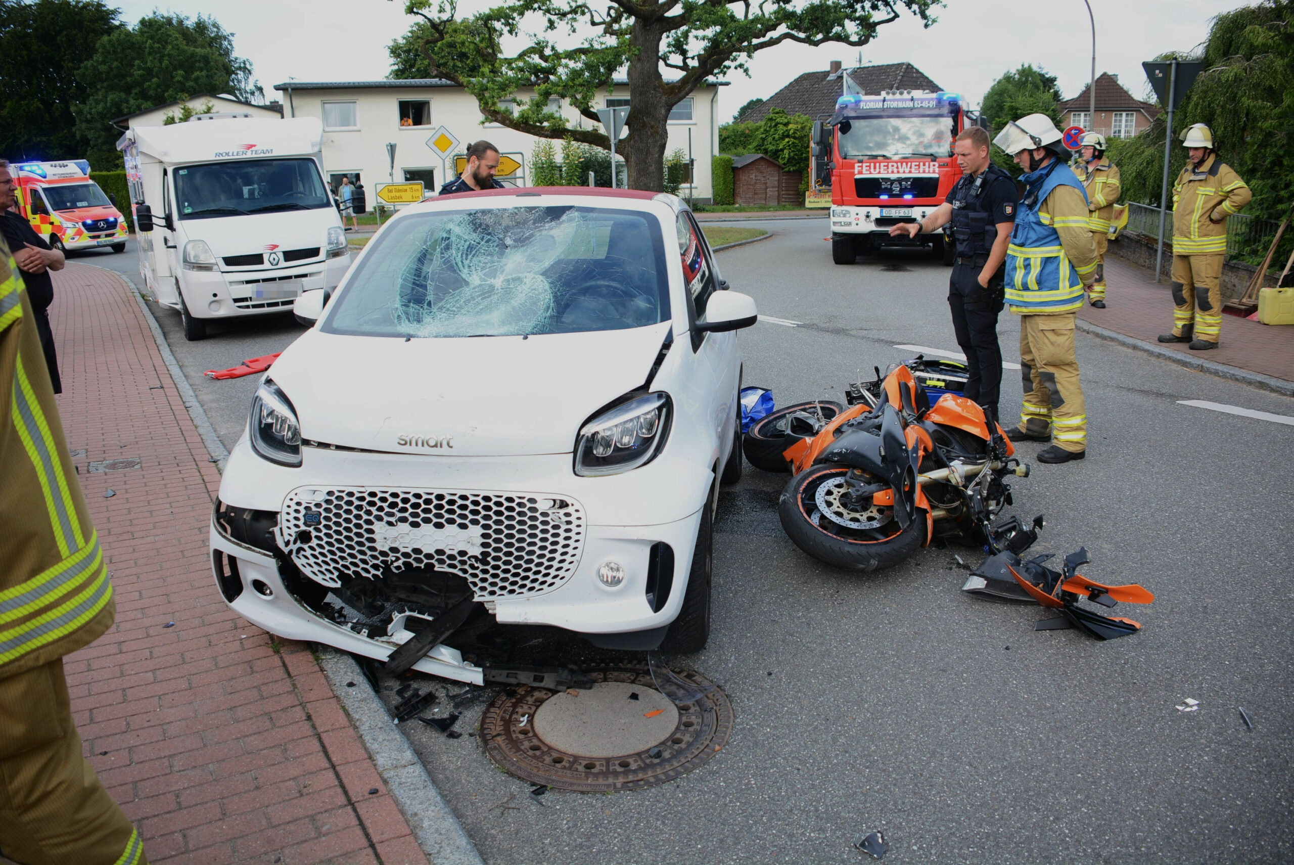 Der Fahrer des Motorrads und seine Sozia wurden bei dem Frontalcrash schwer verletzt.