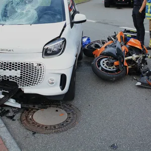 Der Fahrer des Motorrads und seine Sozia wurden bei dem Frontalcrash schwer verletzt.