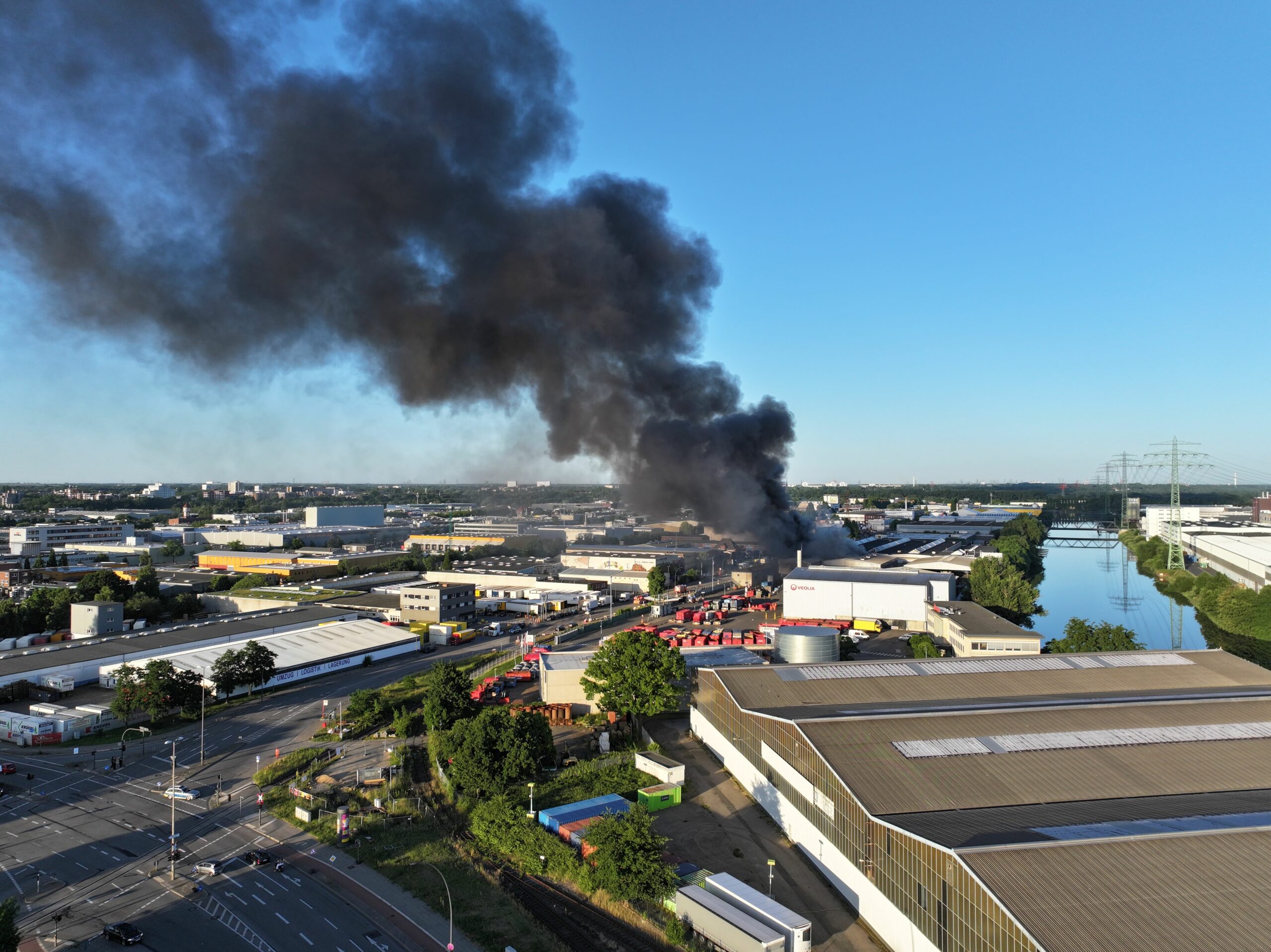 Rauchsäule über Industriegebiet