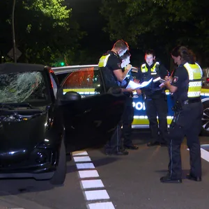 Polizisten stehen neben dem Smart. Die Windschutzscheibe ist deutlich eingedrückt.