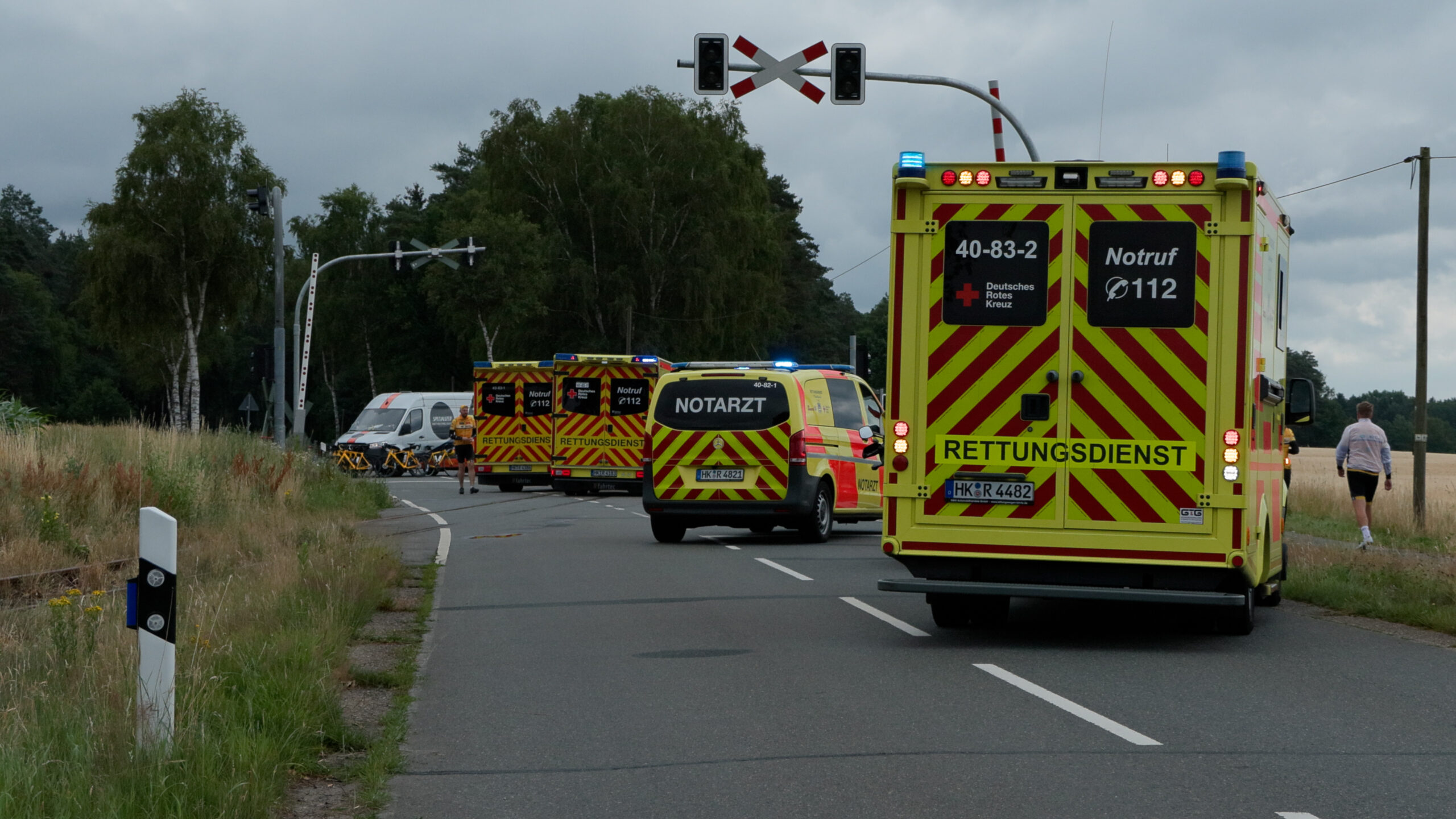 Zahlreiche Rettungswagen parken am Einsatzort in Bispingen.