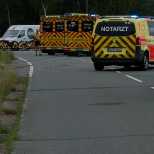Zahlreiche Rettungswagen parken am Einsatzort in Bispingen.