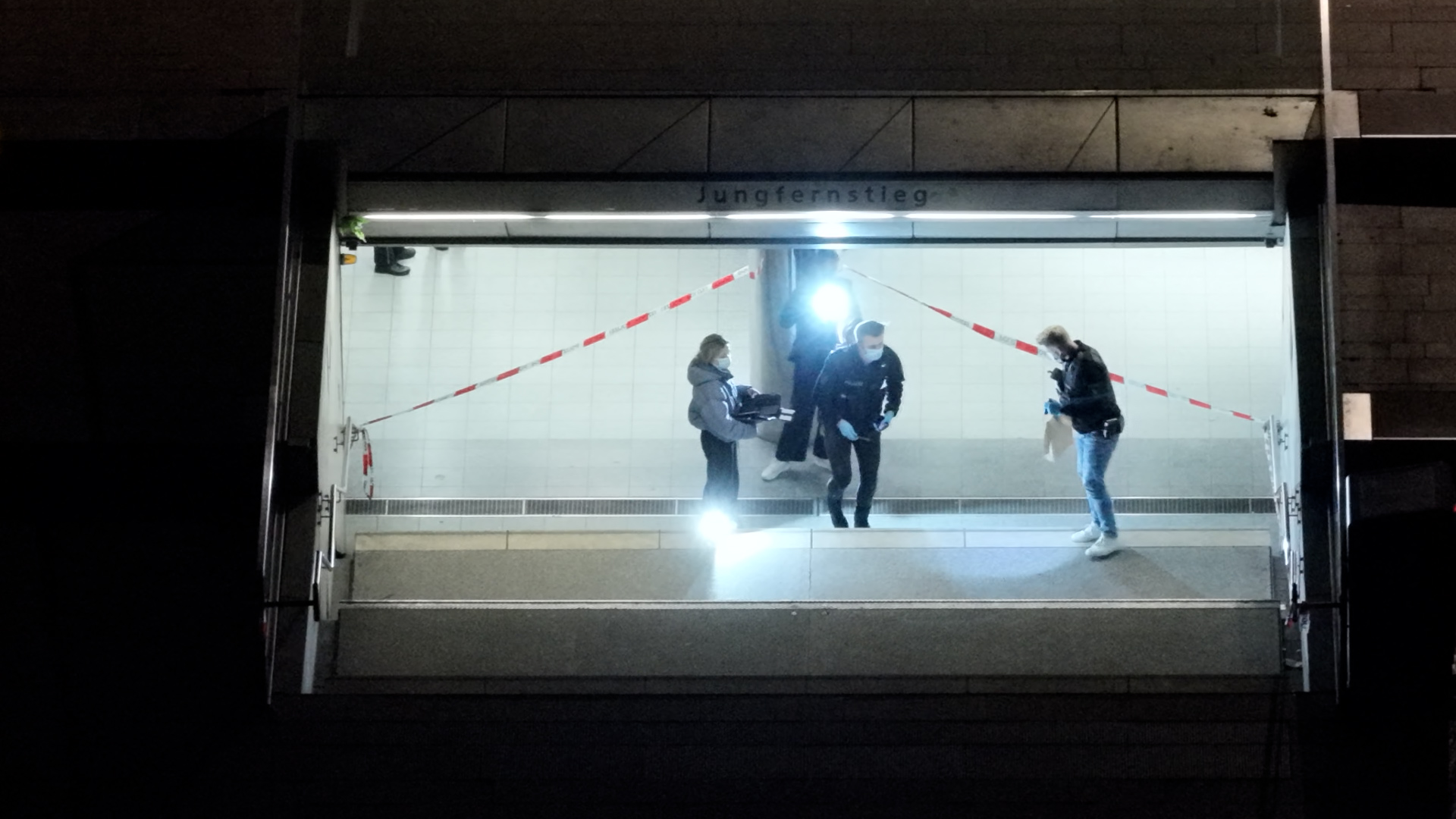 Ermittler des LKA sichern Spuren am Zugang zur Station Jungfernstieg.