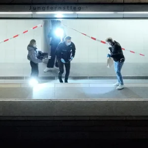 Ermittler des LKA sichern Spuren am Zugang zur Station Jungfernstieg.