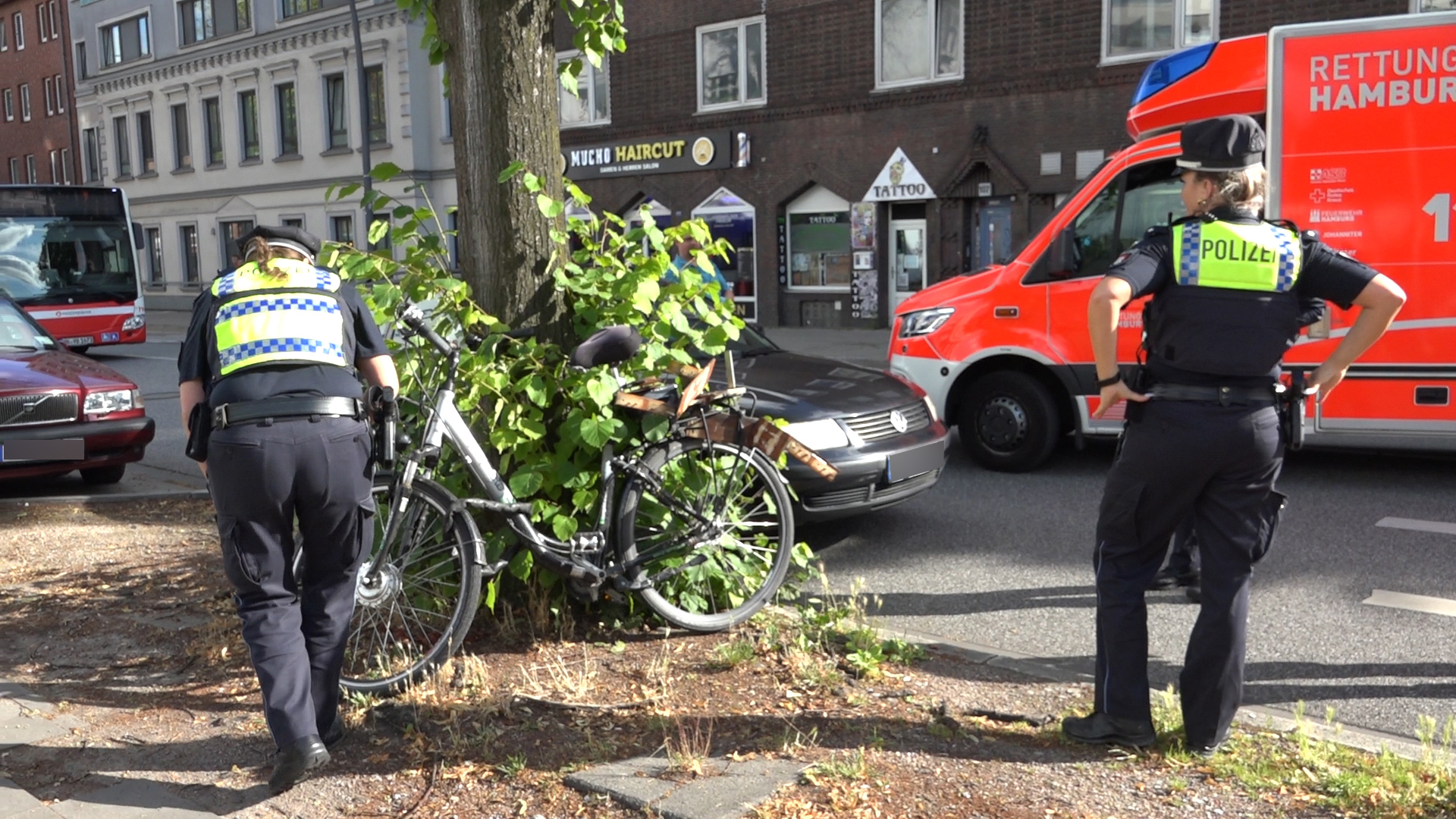 Polizistinnen am Unfallort in Stellingen.
