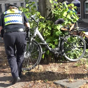 Polizistinnen am Unfallort in Stellingen.