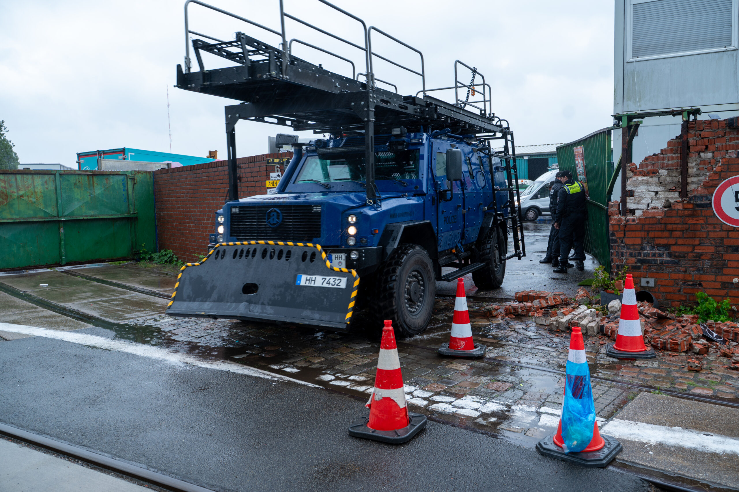 SEK-Einsatz in Billbrook – Eisentor zum Geländer mit Panzerfahrzeug aufgerammt