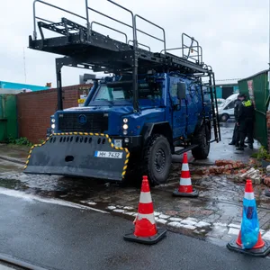 SEK-Einsatz in Billbrook – Eisentor zum Geländer mit Panzerfahrzeug aufgerammt