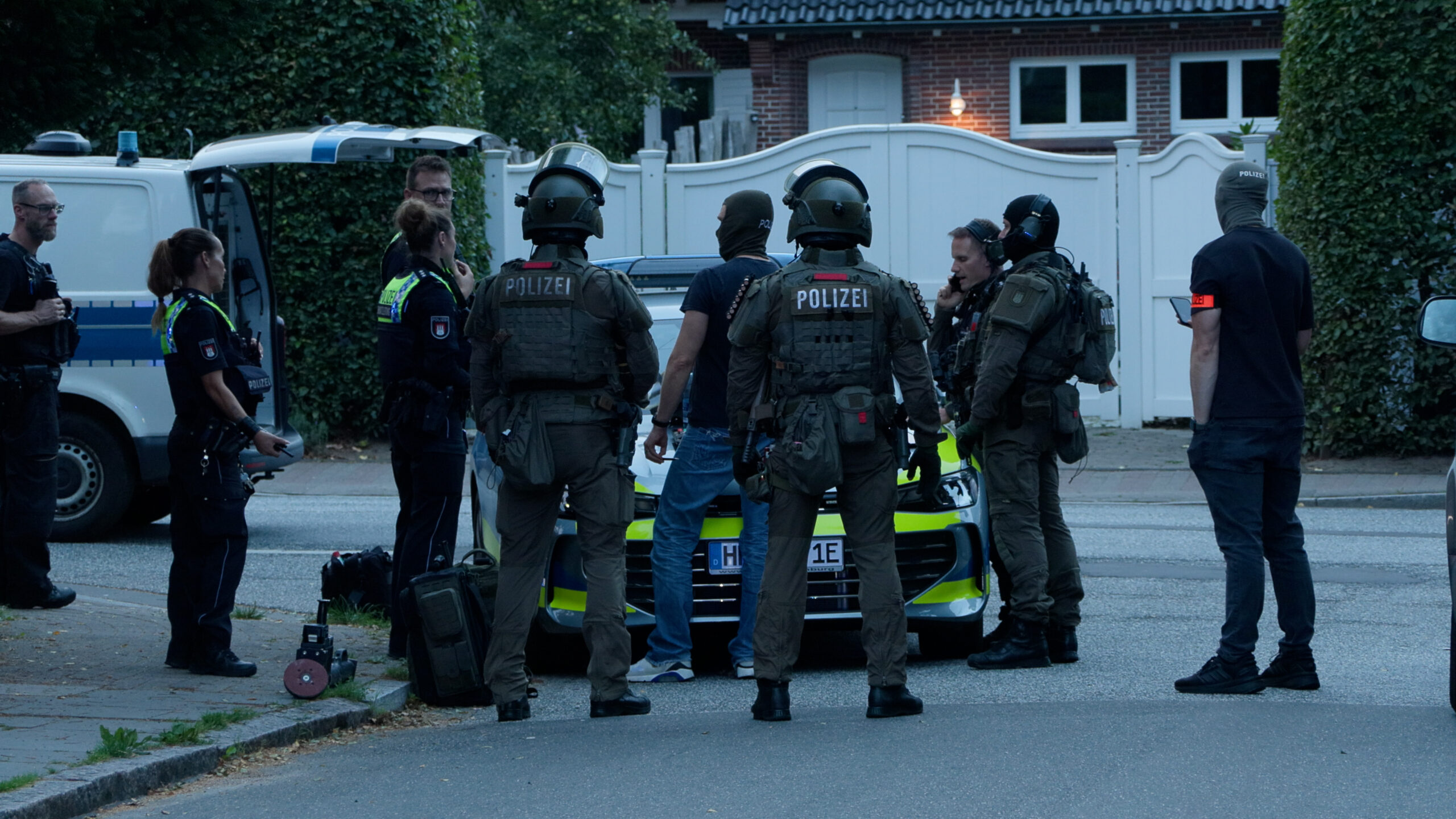 Einsatzkräfte von hinten