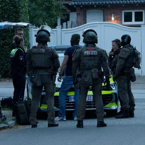 Einsatzkräfte von hinten