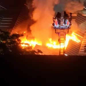 Eine Drohnen-Aufnahme von dem brennenden Dach der Halle.