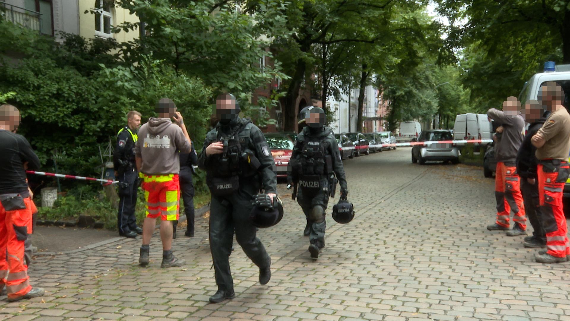Großeinsatz der Polizei: Person feuert aus Wohngebäude mit CO2-Pistole wegen Baustellenlärms