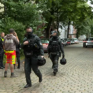 Großeinsatz der Polizei: Person feuert aus Wohngebäude mit CO2-Pistole wegen Baustellenlärms