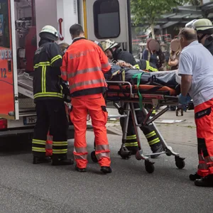 Der verletzte Fußgänger wurde in eine Klinik gebracht.