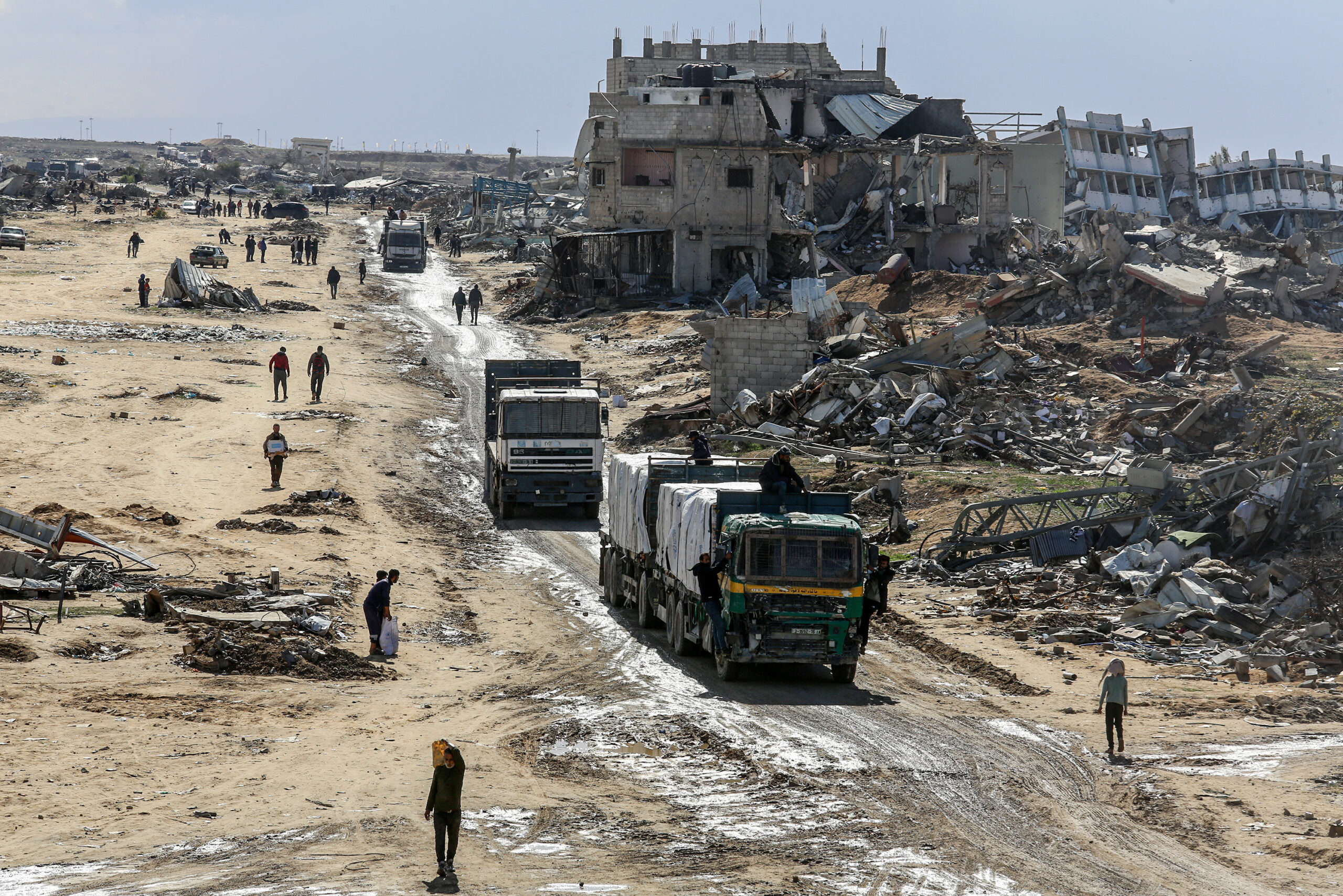 Lastwagen mit humanitärer Hilfe auf dem Wege nach Gaza