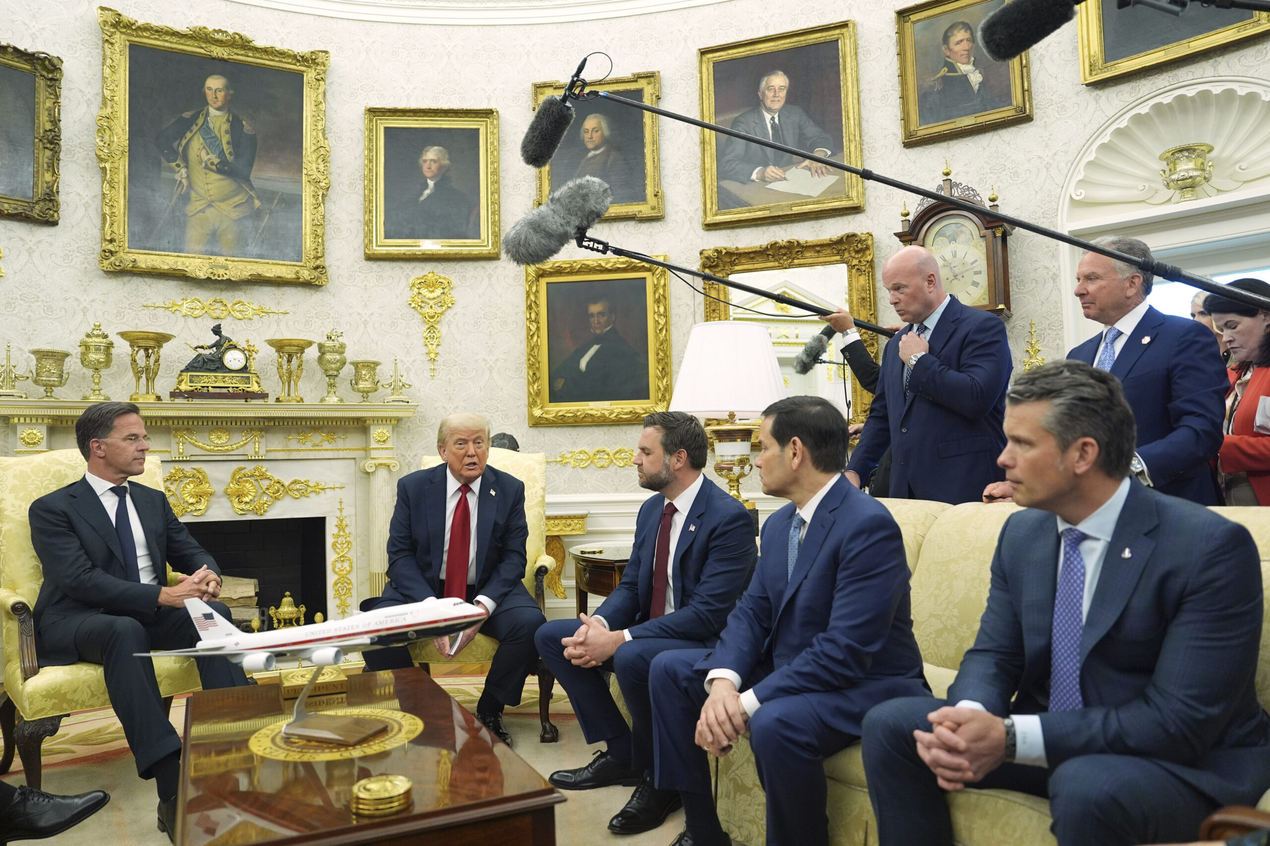 NATO-Generalsekretär Mark Rutte im Gespräch mit US-Präsident Donald Trump, daneben Vizepräsident J.D. Vance, Außenminister Marco Rubio und Verteidigungsminister Pete Hegseth.