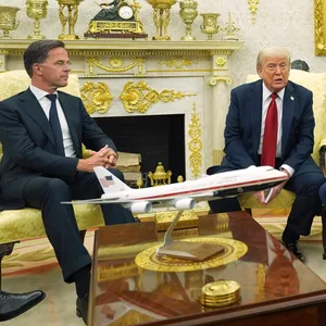 NATO-Generalsekretär Mark Rutte im Gespräch mit US-Präsident Donald Trump, daneben Vizepräsident J.D. Vance, Außenminister Marco Rubio und Verteidigungsminister Pete Hegseth.