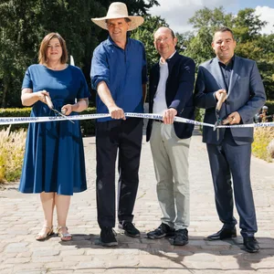 Umweltsenatorin Katharina Fegebank (Grüne), Gartenarchitekt Tom Stuart-Smith, Matthias Herbert (Bundesamt für Naturschutz) und Bezirksamtsleiter Ralf Neubauer (SPD) durchschneiden ein Eröffnungsband.