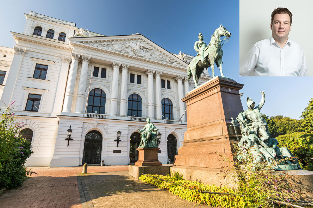 Weißes Rathaus mit einem eingeklinkten Porträt