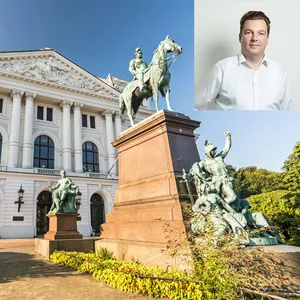 Weißes Rathaus mit einem eingeklinkten Porträt