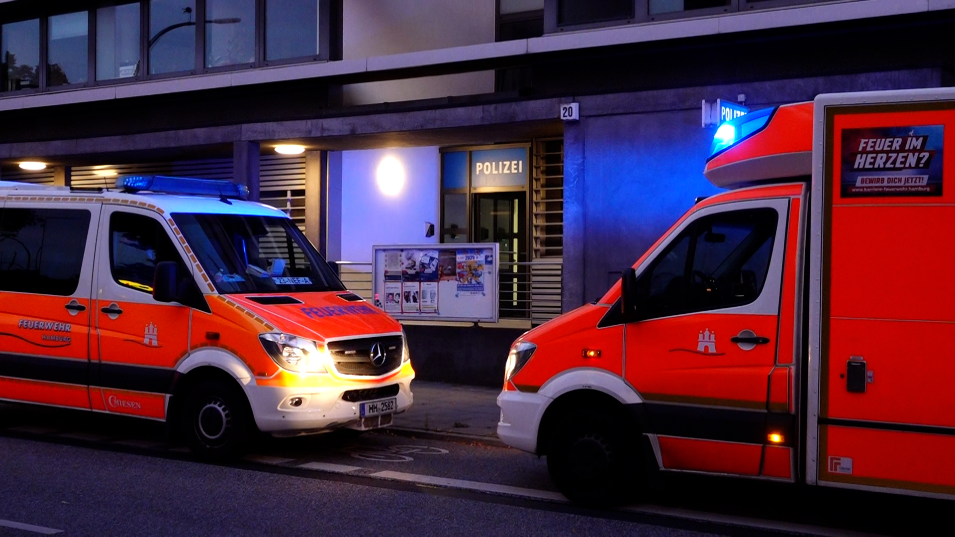 Rettungsfahrzeuge vor Polizeiwache