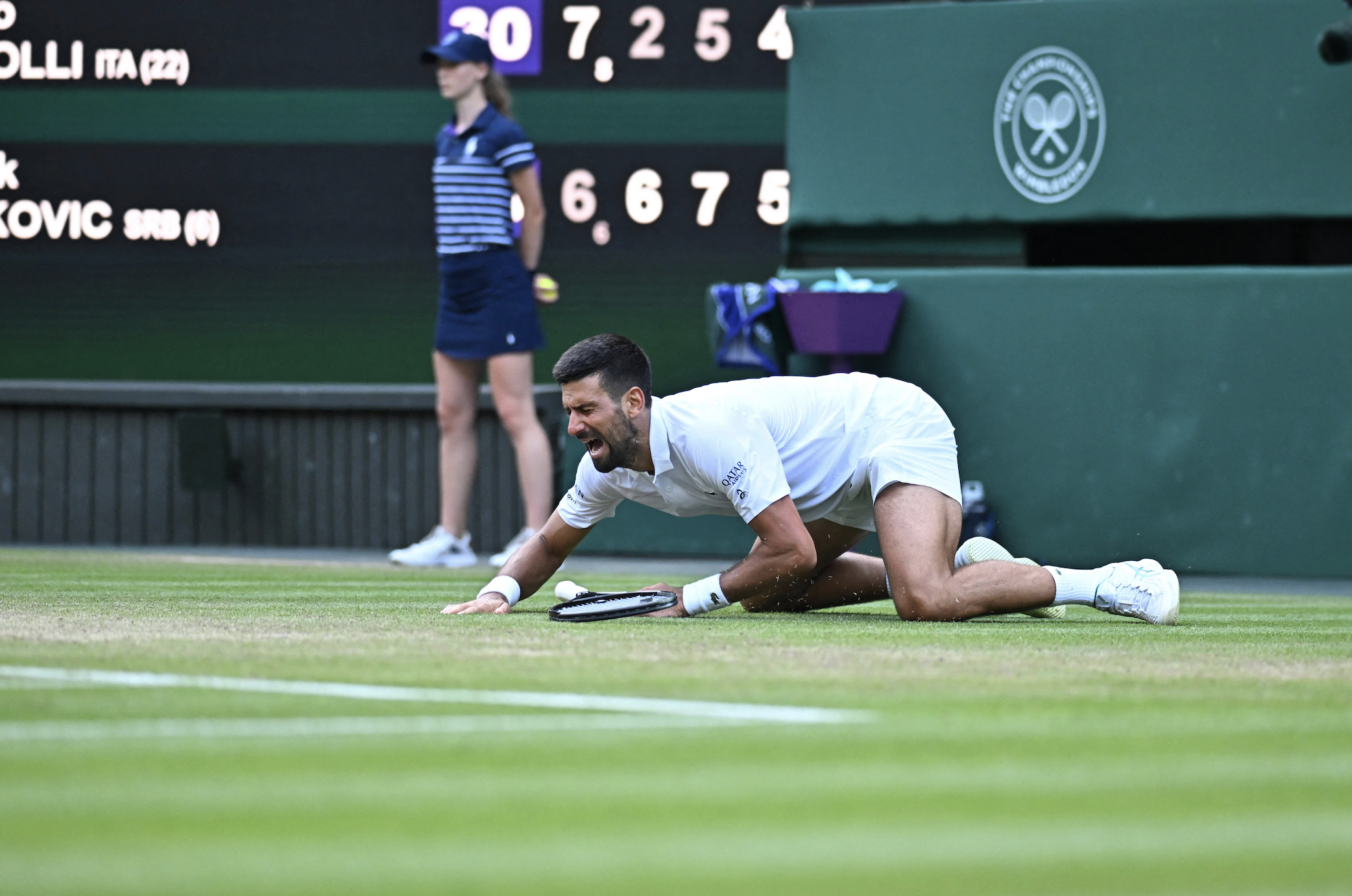 Novak Djokovic schreit bei einem Sturz vor Schmerz