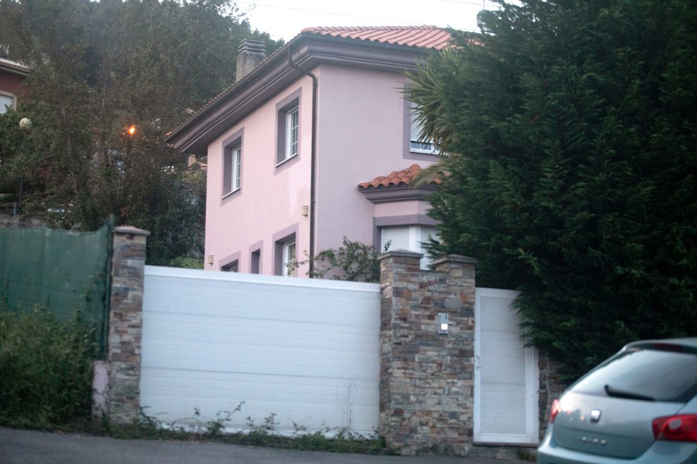 Ein Haus am Berghang, davor eine Mauer