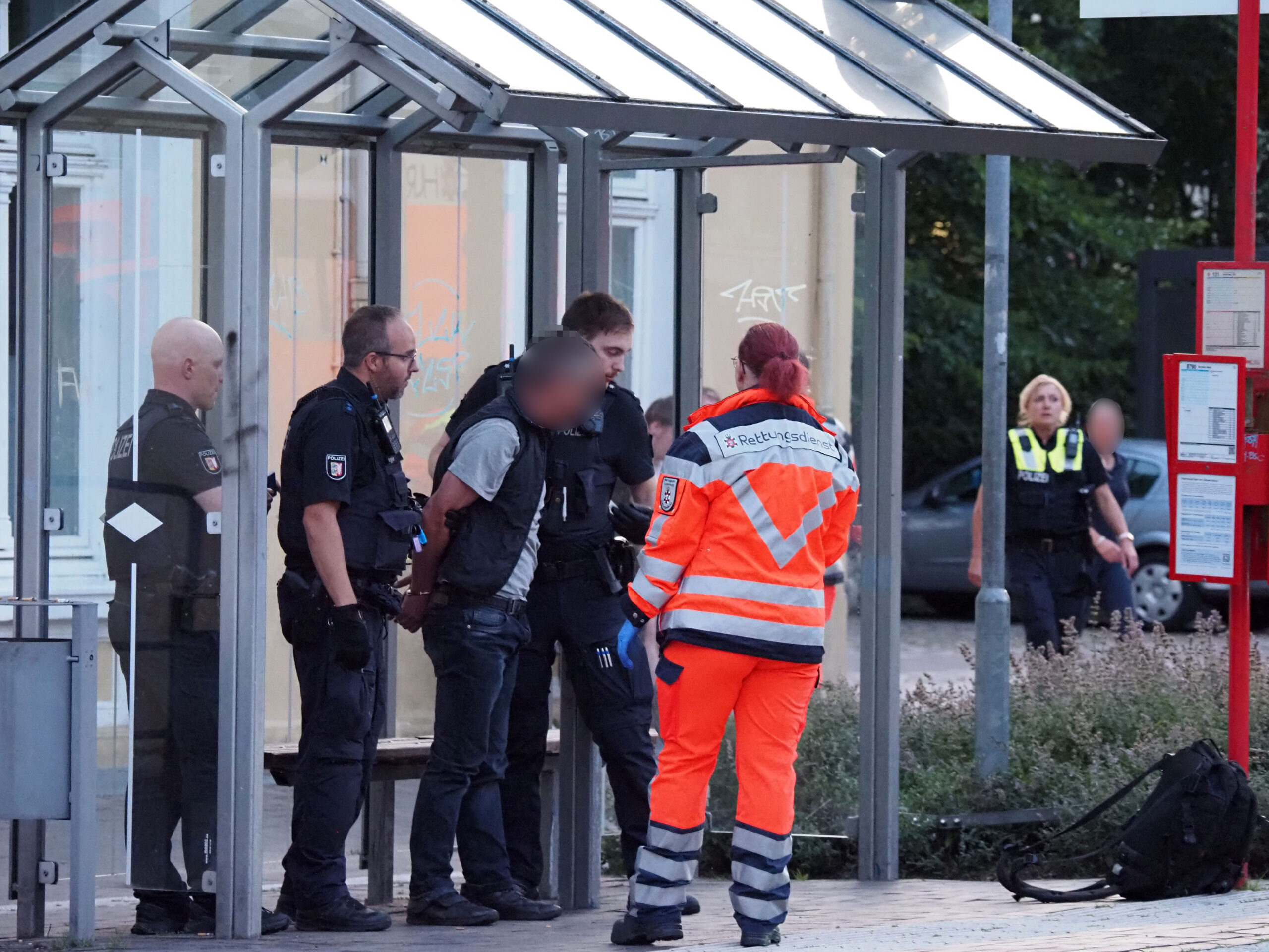 Der Mann hetzte seinen Rottweiler auf Polizisten. Er wurde festgenommen.