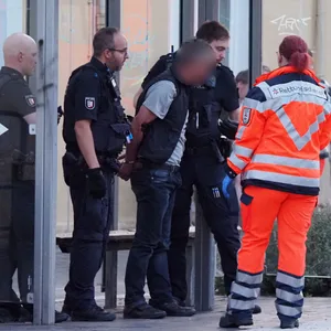 Der Mann hetzte seinen Rottweiler auf Polizisten. Er wurde festgenommen.