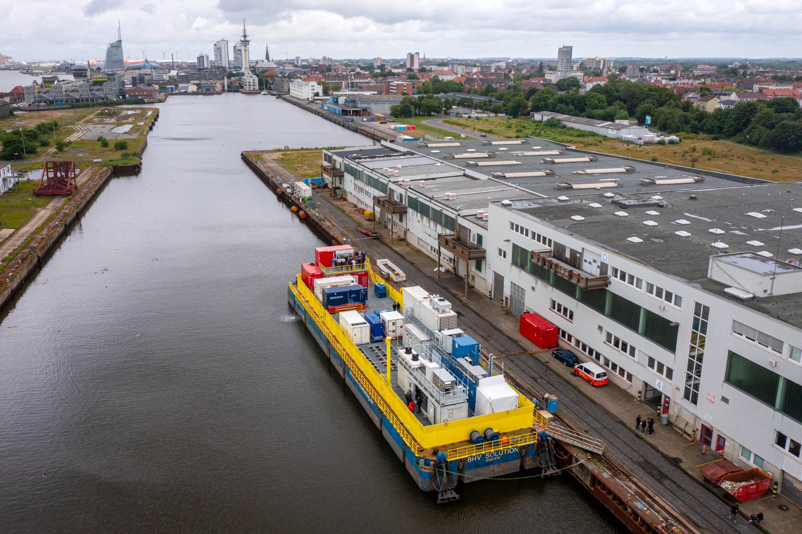 Die schwimmende Versuchsplattform des Projekts „H2 Mare“ – hier in Bremerhaven – soll mitten im Meer aus Windenergie nachhaltige Kraftstoffe erzeugen.
