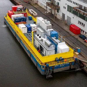 Die schwimmende Versuchsplattform des Projekts „H2 Mare“ – hier in Bremerhaven – soll mitten im Meer aus Windenergie nachhaltige Kraftstoffe erzeugen.