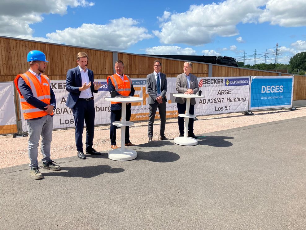 Deges-Projektleiter Daniel Scheer, Martin Bill, Staatsrat der Verkehrsbehörde, Sebastian Haß, Deges-Bereichsleiter, Frank Süsser aus dem Bundesverkehrsministerium und Carsten Butenschön, Direktor der Autobahn GmbH Nord an der künftig achtspurigen A7.