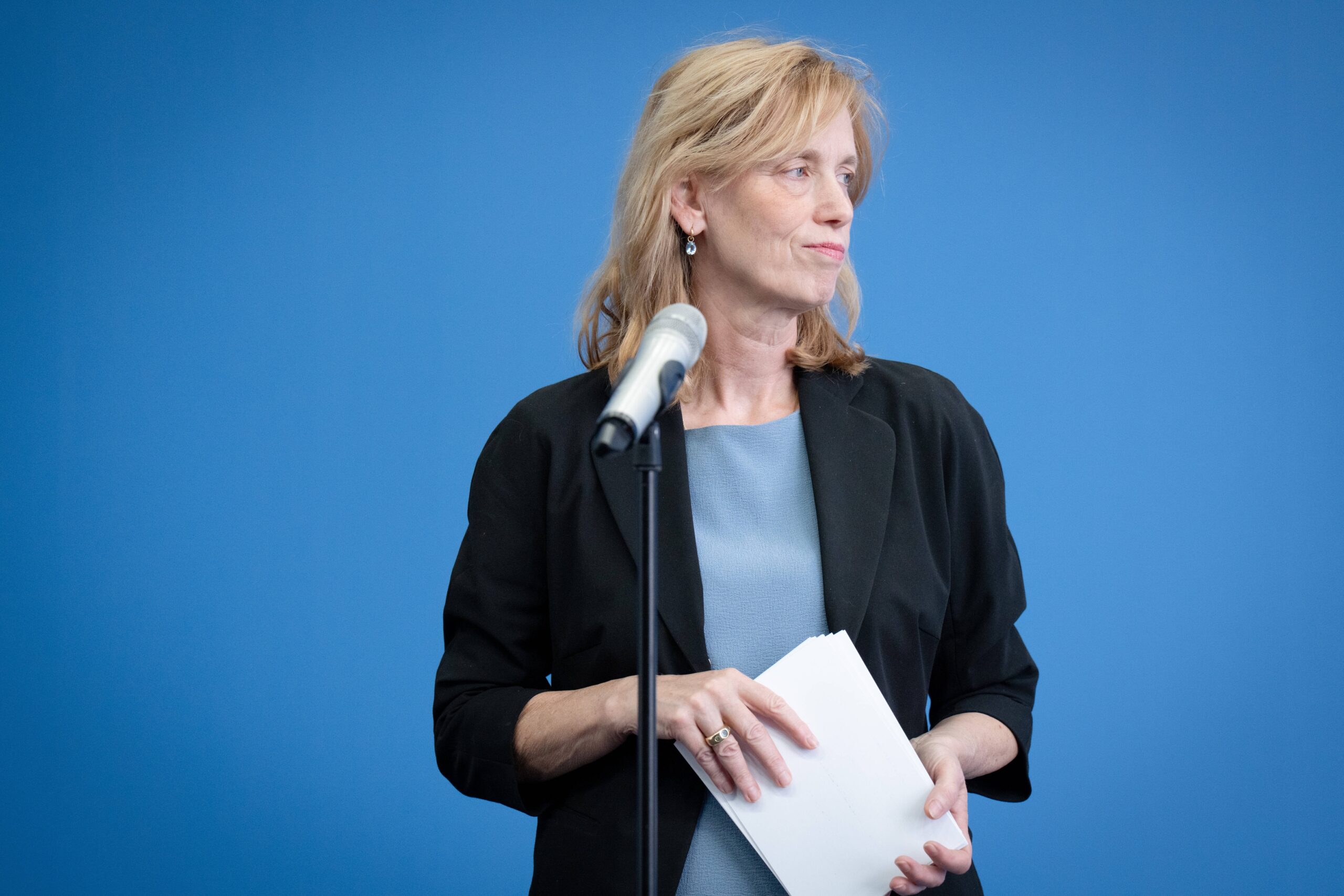 Bundesfamilienministerin Karin Prien bei einer Pressekonferenz in Berlin.