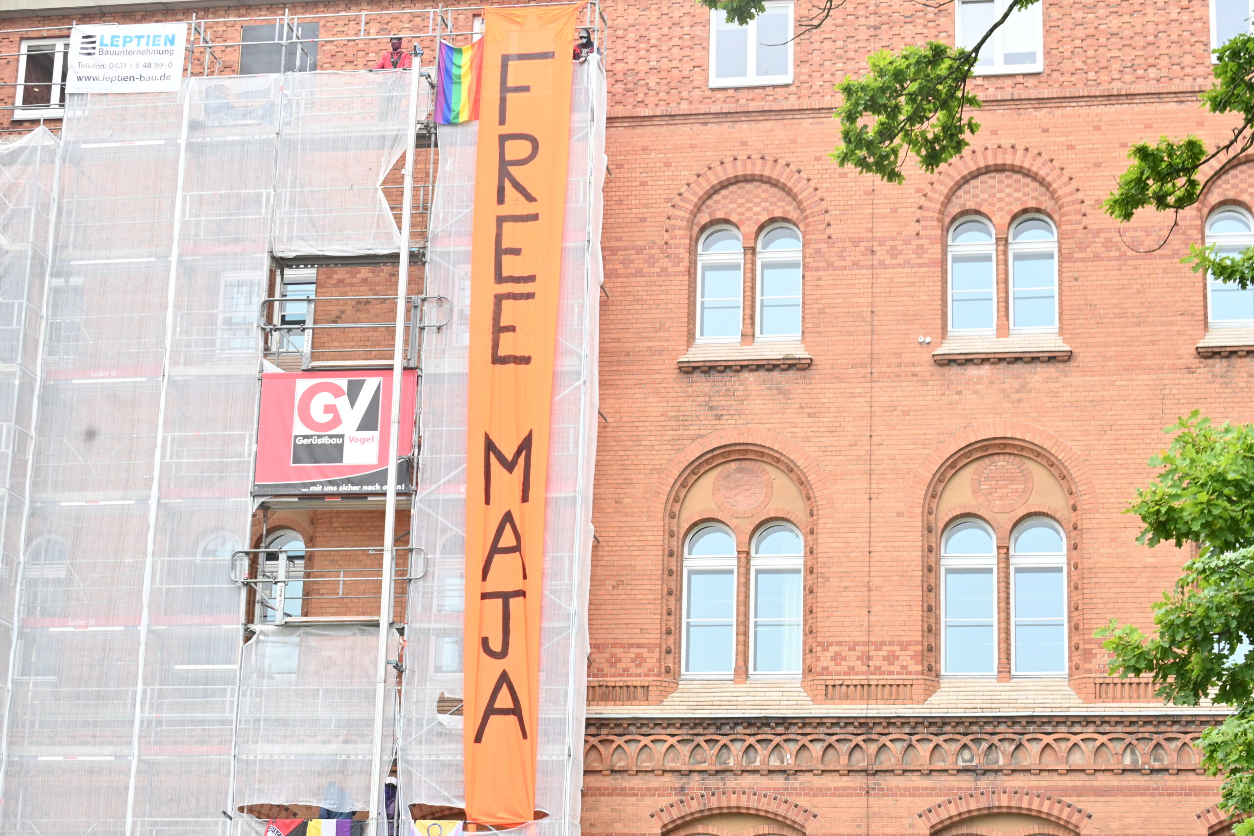 „Free Maja“ Schriftzug, Landtagsgebäude Kiel