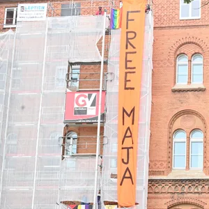 „Free Maja“ Schriftzug, Landtagsgebäude Kiel
