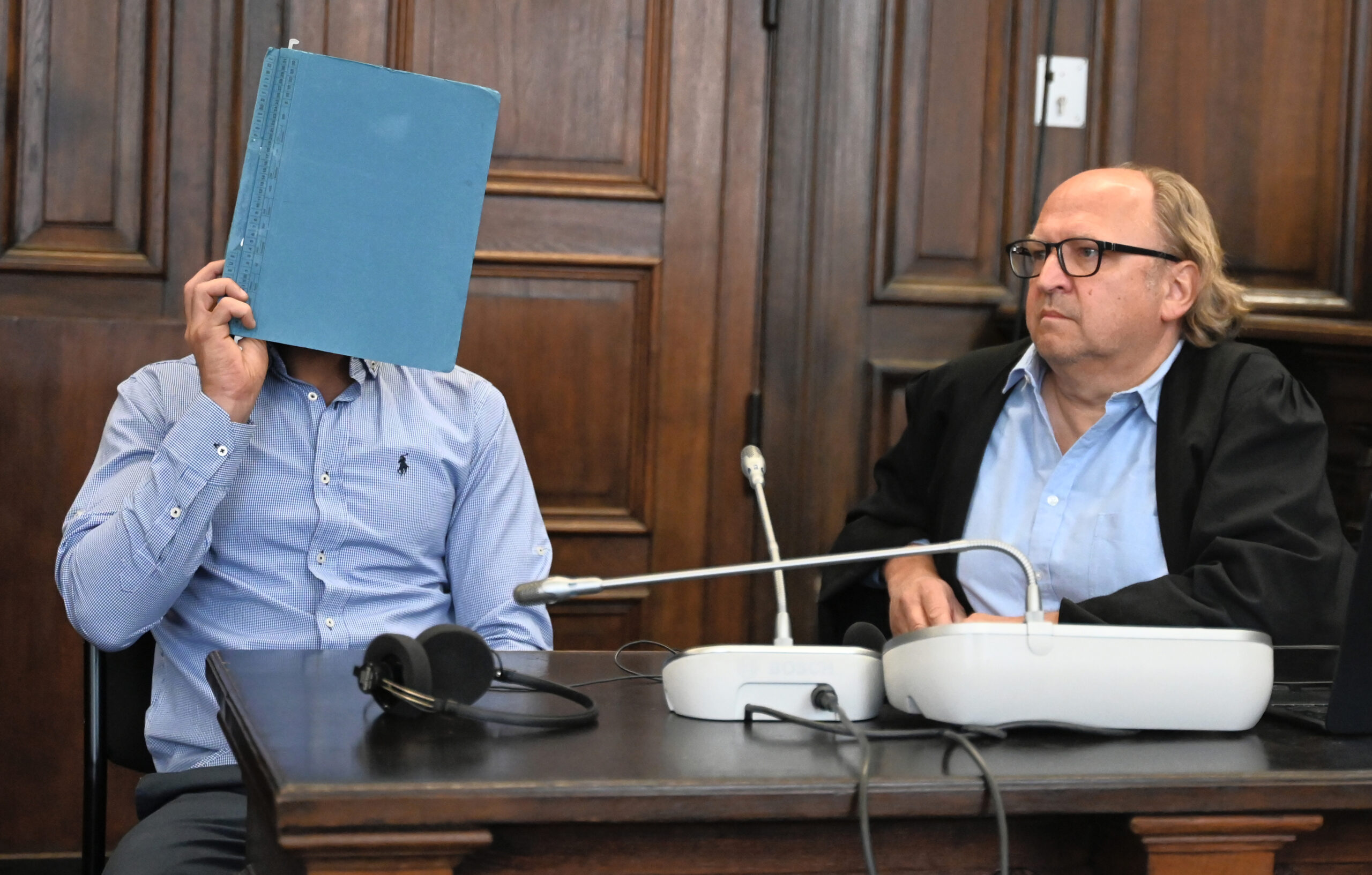 Anwalt und Angeklagter im Gericht