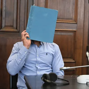 Anwalt und Angeklagter im Gericht