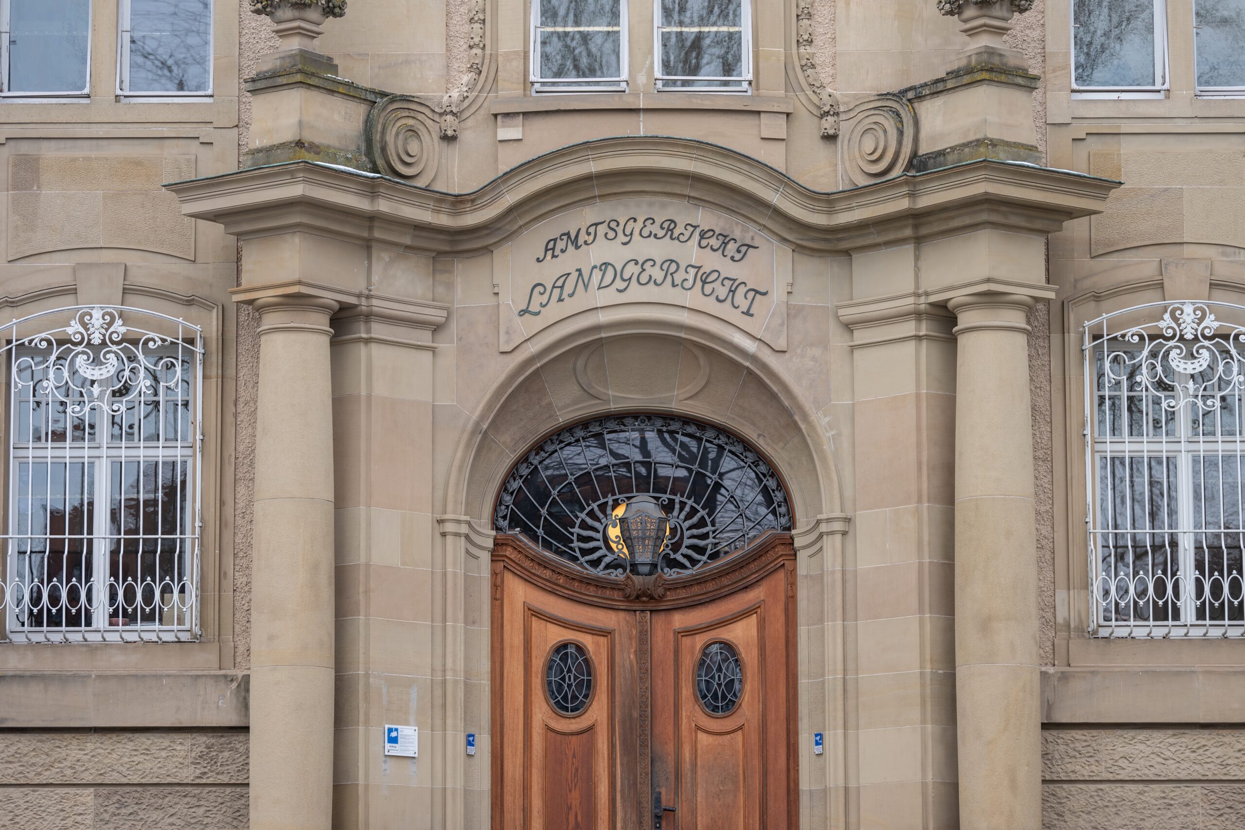 Haupteingang des Gerichtsgebäudes in Rottweil.