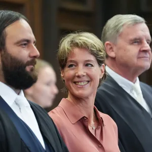 Christina Block zwischen ihren Anwälten Ingo Bott (l.) und Otmar Kury.