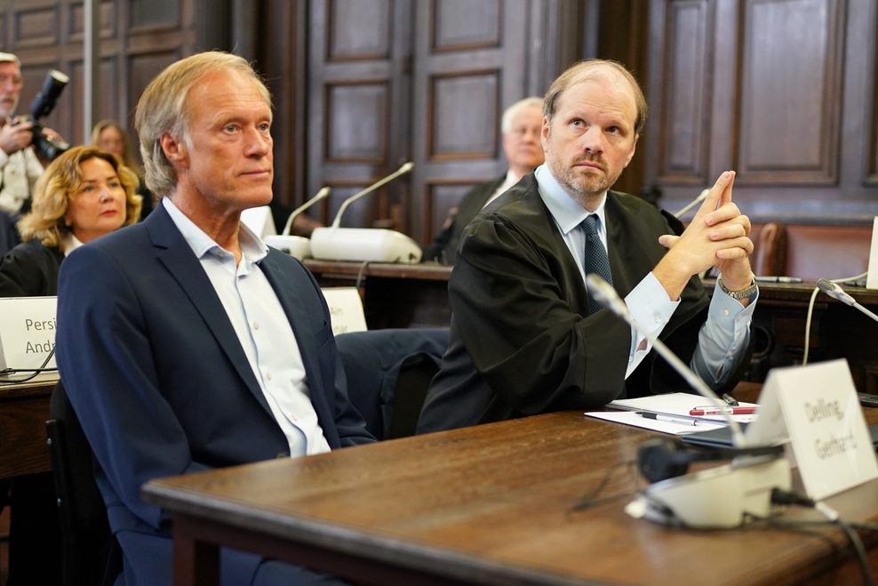 Gerhard Delling (l) sitzt mit seinem Rechtsanwalt David Rieks bei dem Prozessbeginn.