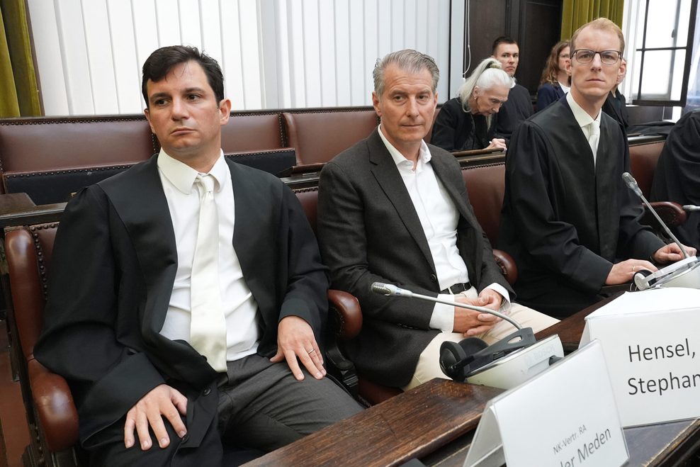 Stephan Hensel (M), sitzt mit seinen Anwälten Philip von der Meden (l) und Christoph Henckel im Gerichtssaal
