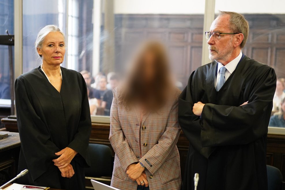 Die Verteidiger Reinhard Daum (r) und Berit Kann stehen neben ihrer Mandantin Br.