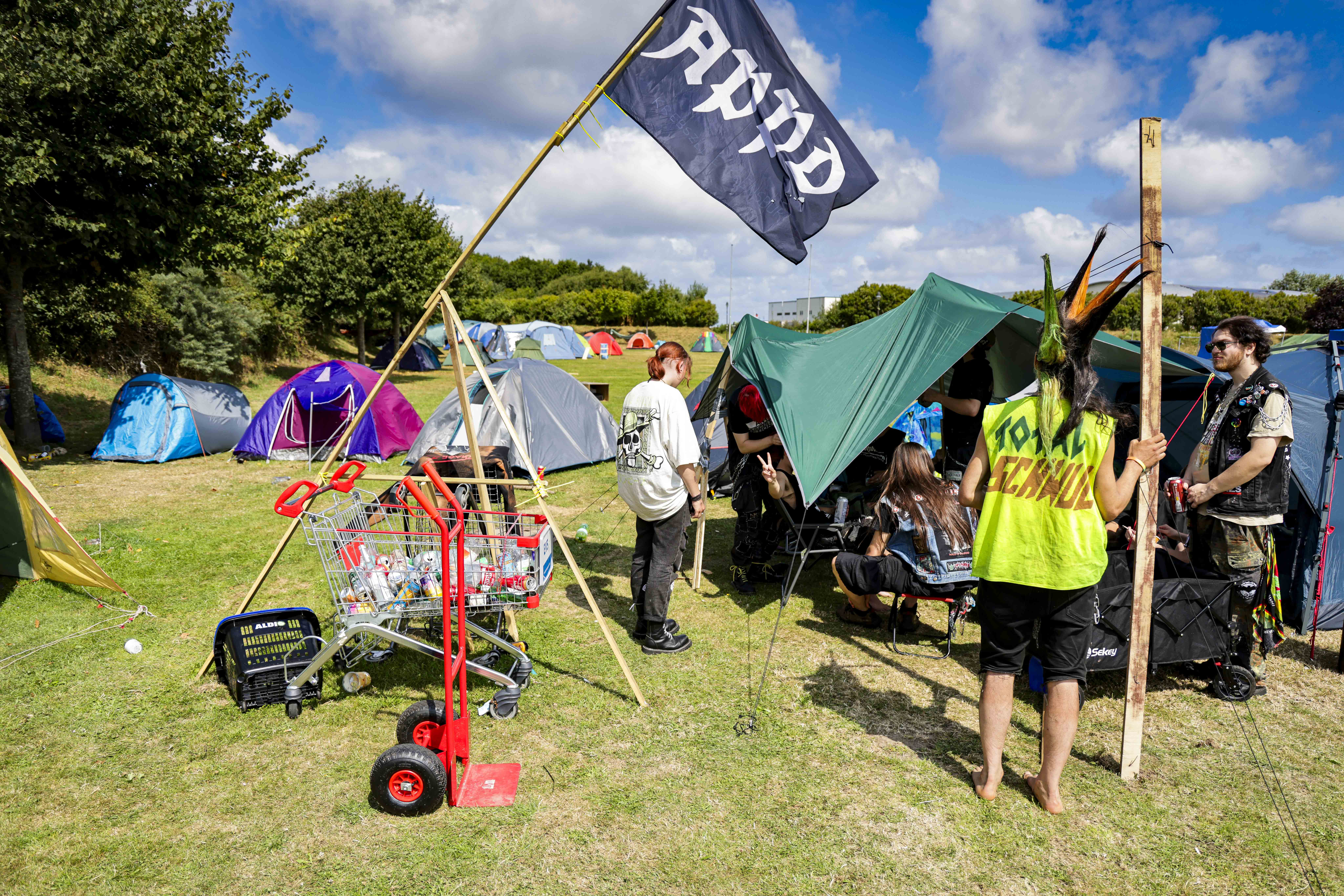 Punks auf Sylt vor ihren Zelten