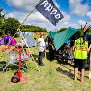 Punks auf Sylt vor ihren Zelten