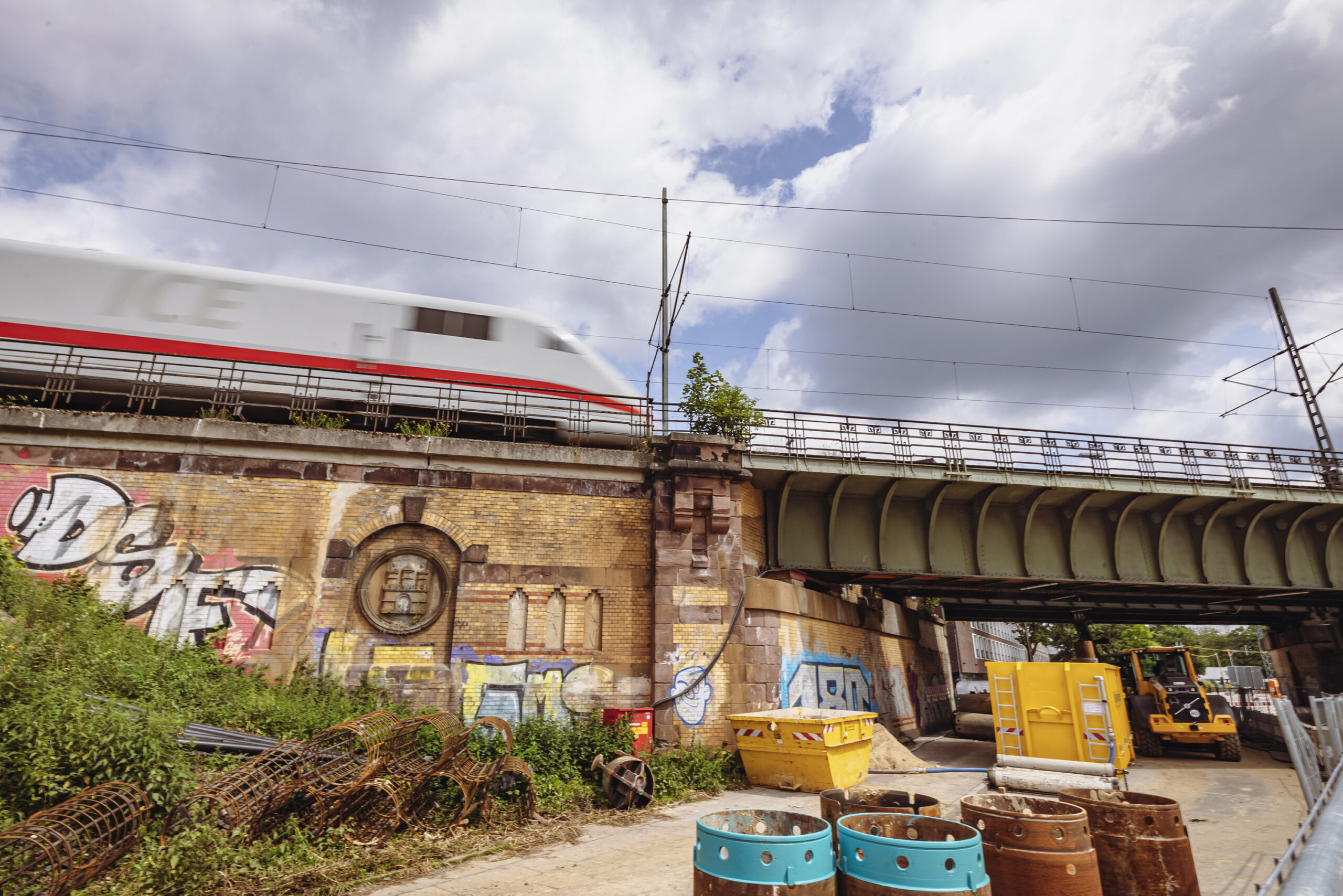 Etwa 350 Züge fahren jeden Tag über die Brücke am Anckelmannsplatz. Derzeit wird der Abriss vorbereitet.